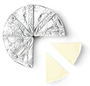 Portions de fromage emballées et tranche coupée
